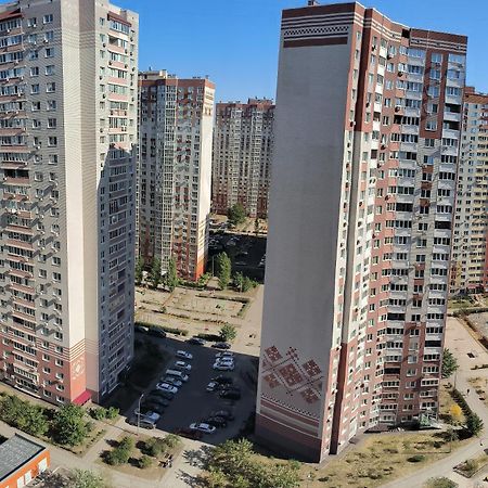 Apartment Near Metro Pozniaky Kiev Extérieur photo